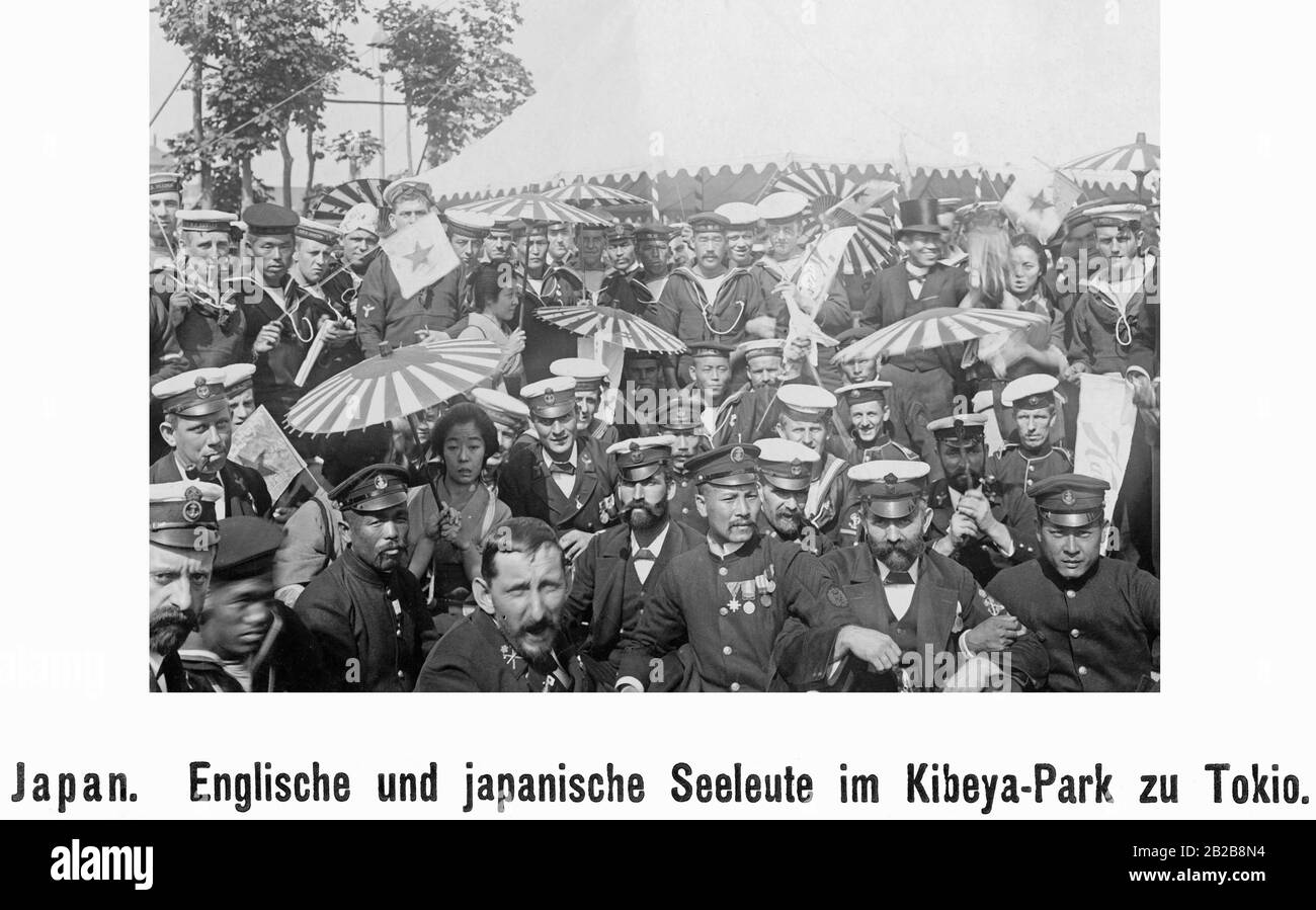 Un gruppo di marinai inglesi e giapponesi pone per una foto nel Kibeya Park di Tokyo. Ci sono alcune donne tra loro. Foto Stock