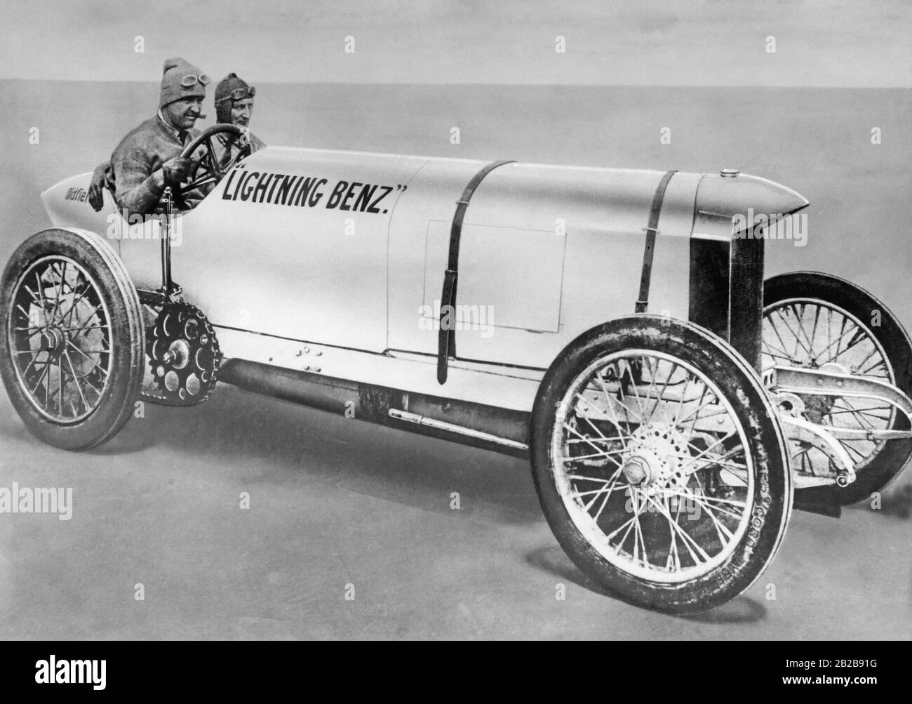 Il Benz 200 PS, chiamato 'Blitzen-Benz' o 'Lightning Benz', è stato il più veloce pre-guerra con una velocità di 228 km/h.. Fu costruito nel 1909 e fu registrato nel 1911. L'immagine mostra il driver Barney Oldfield, che ha stabilito un primo record a Daytona nel 1910. Il Benz aveva la leva del cambio fuori dalla carrozzeria. Foto Stock