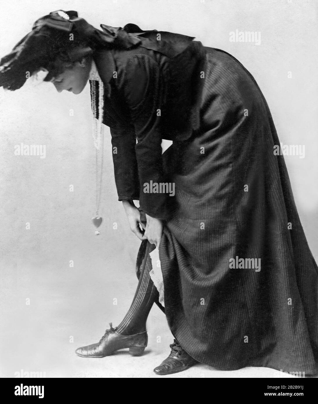 Per la signora del 1902 era molto indecente mostrare più di una caviglia in presenza maschile. Questa foto qui potrebbe quindi essere presa solo come parte di un tiro di moda presentando le nuove eleganti calze di seta da Parigi. Foto Stock