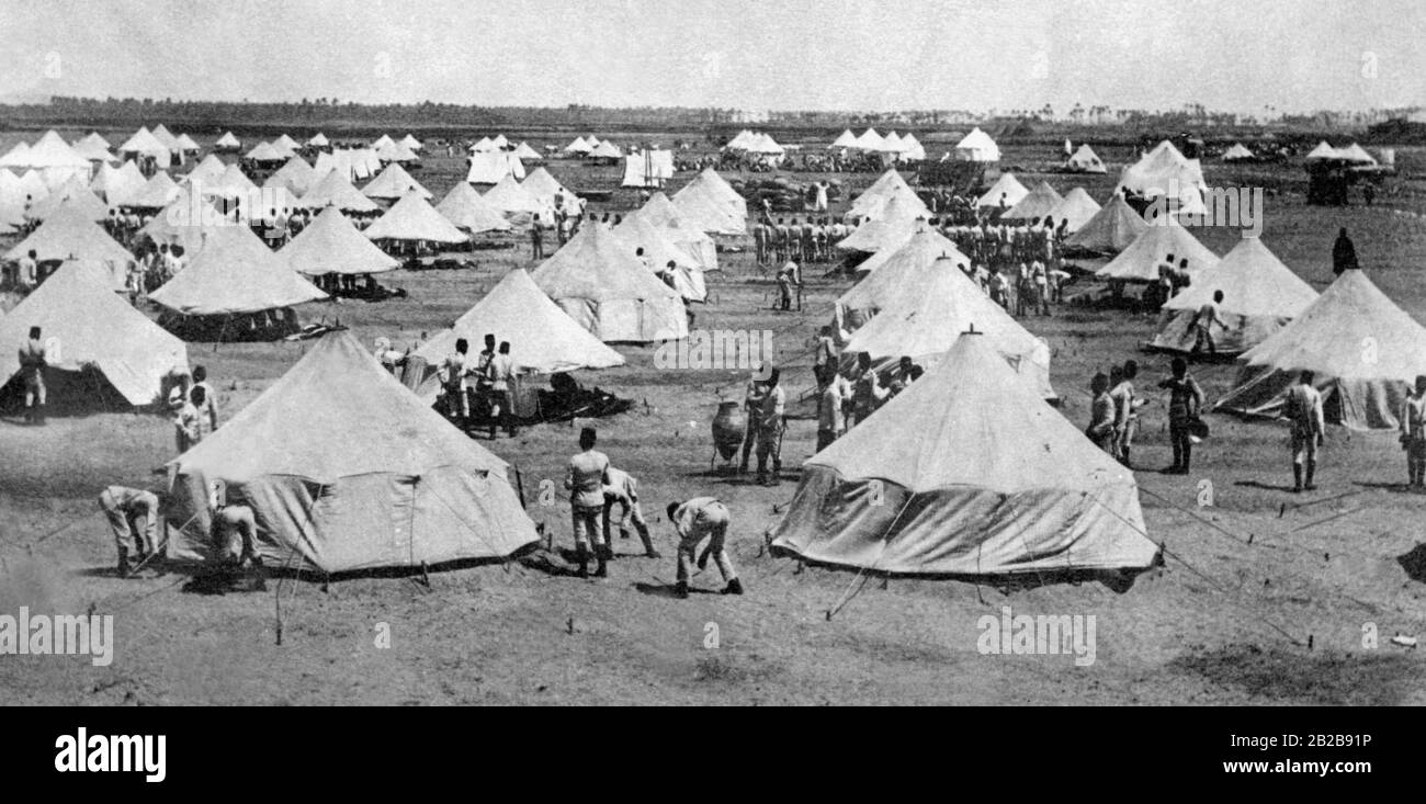 Campo di fanteria britannico-egiziano in Sudan. Erano presenti lì per combattere contro lo stato Mahdista in quello che è ora il Sudan. La rivolta Mahdista fu una ribellione contro il governo anglo-egiziano nelle province sudanesi e durò dal 1881 al 1898 fino a quando gli inglesi non riconquistarono il controllo completo dell'Egitto. Foto Stock