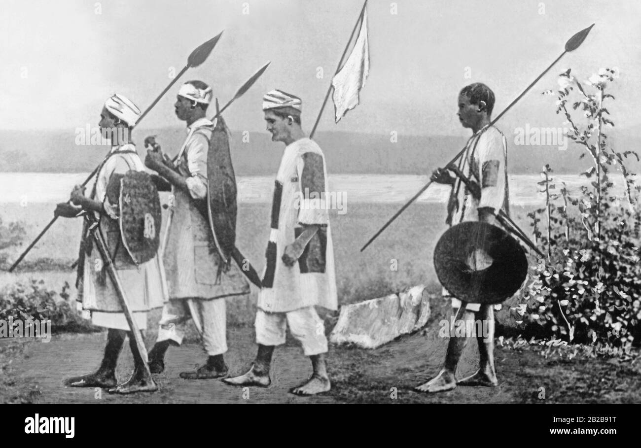 Il mercante italiano Giuseppe Guzzi è custodito dai dervisci dei Mahdisti sulla strada per Khartoum assediato. Indossa una galabeya tradizionale e tiene una bandiera bianca. Sullo sfondo c'è il Nilo. La rivolta di Mahdi dal 1881 al 1898 fu una ribellione contro il governo anglo-egiziano nelle province sudanesi. Non fu fino al 1898 che gli inglesi riuscirono finalmente a distruggere lo Stato Mahdi. Foto Stock