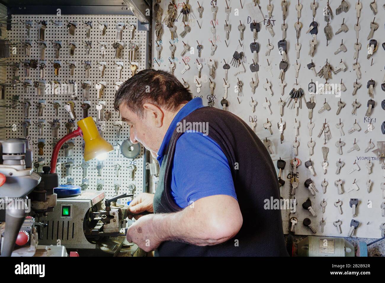 Ermoupolis: Febbraio 28th . Key maker che lavora sulla duplicazione della chiave nel suo workshop. Ermoupolis, Syros Febbraio 28th,2020, Grecia. Foto Stock