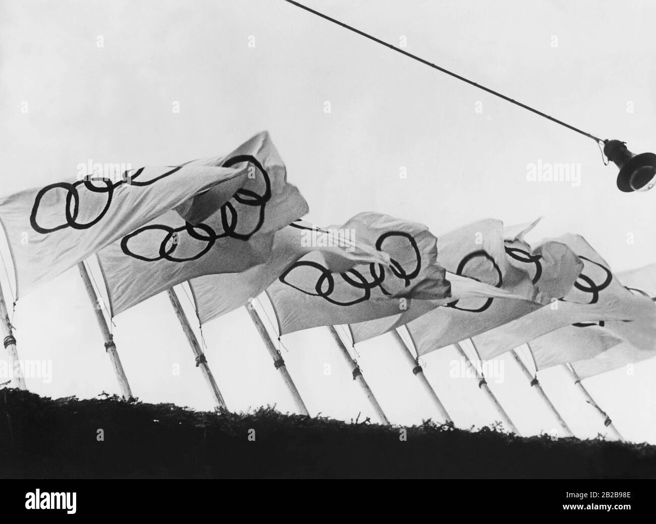 Garmisch-Partenkirchen sotto l'influenza delle Olimpiadi invernali del 1936. Le bandiere olimpiche sono hoisted. Foto Stock