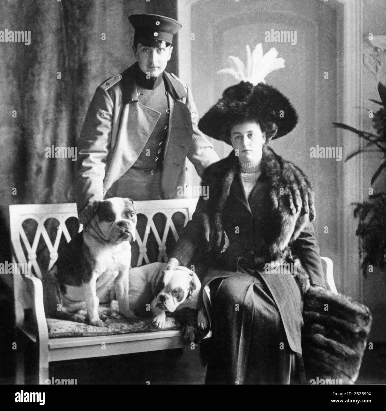 Principe August Wilhelm Heinrich Guenther Viktor di Prussia, quarto figlio dell'imperatore Guglielmo II e sua cugina e moglie Alexandra Victoria di Schleswig-Holstein-Sonderburg-Gluecksburg. Il principe divenne poi leader SA nel rango di Obergruppenfuehrer nel Terzo Reich. La coppia si separò poco dopo la fine della guerra. Foto Stock