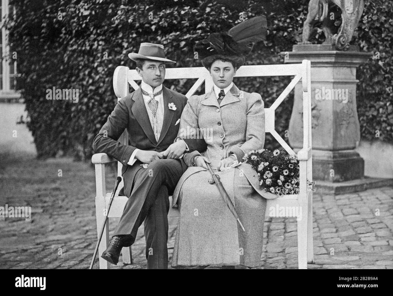 August Wilhelm Heinrich Guenther Viktor Principe di Prussia, quarto figlio del Kaiser Guglielmo II e sua cugina e moglie Alexandra Victoria dello Schleswig-Holstein-Sonderburg-Gluecksburg. Il principe divenne poi leader SA nel rango di Obergruppenfuehrer nel Terzo Reich. Nel 1912 nacque l'unico figlio Alexander Ferdinand di Prussia. La coppia si separò poco dopo la fine della guerra. Foto Stock