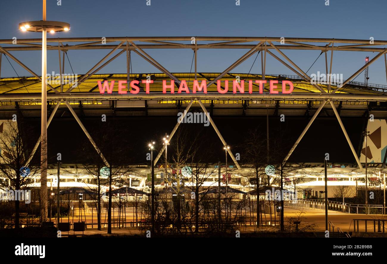 Segnaletica illuminata West Ham sullo stadio di Londra, Stratford, Regno Unito, di notte Foto Stock