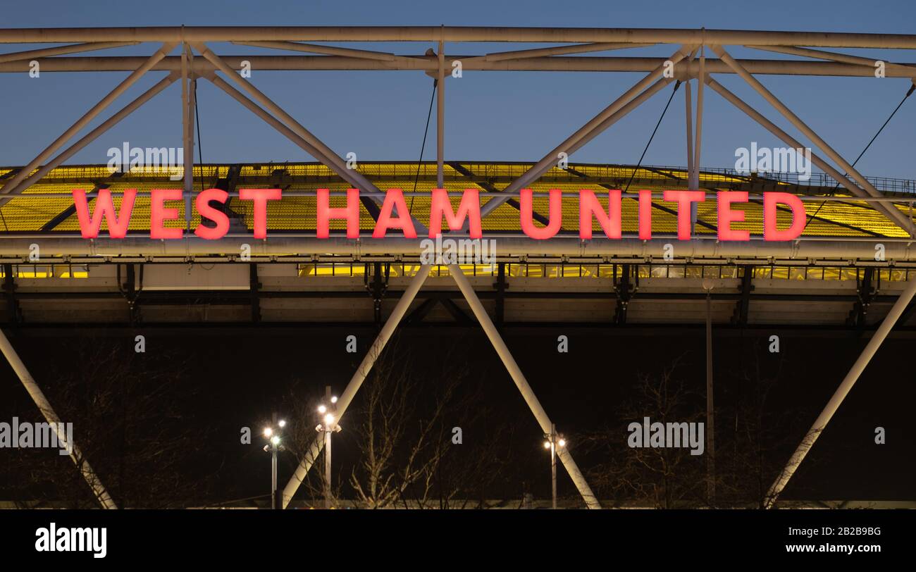 Segnaletica illuminata West Ham sullo stadio di Londra, Stratford, Regno Unito, di notte Foto Stock