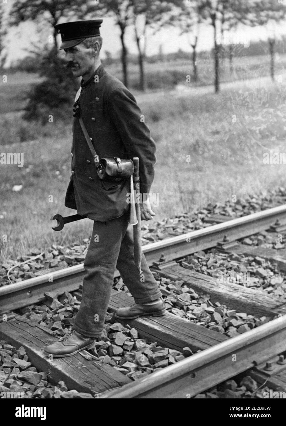 Un linesman durante un giro di ispezione tra le stazioni. Foto Stock