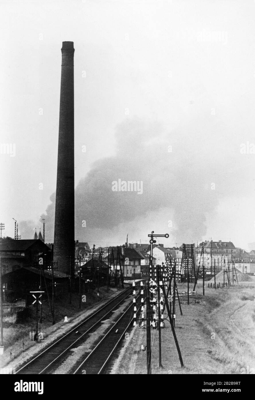 Dietro la Saarburg conquistata sorgono nuvole di fumo. Durante La Seconda guerra mondiale i colpi hanno distrutto le grandi riserve di petrolio dei francesi. Foto Stock