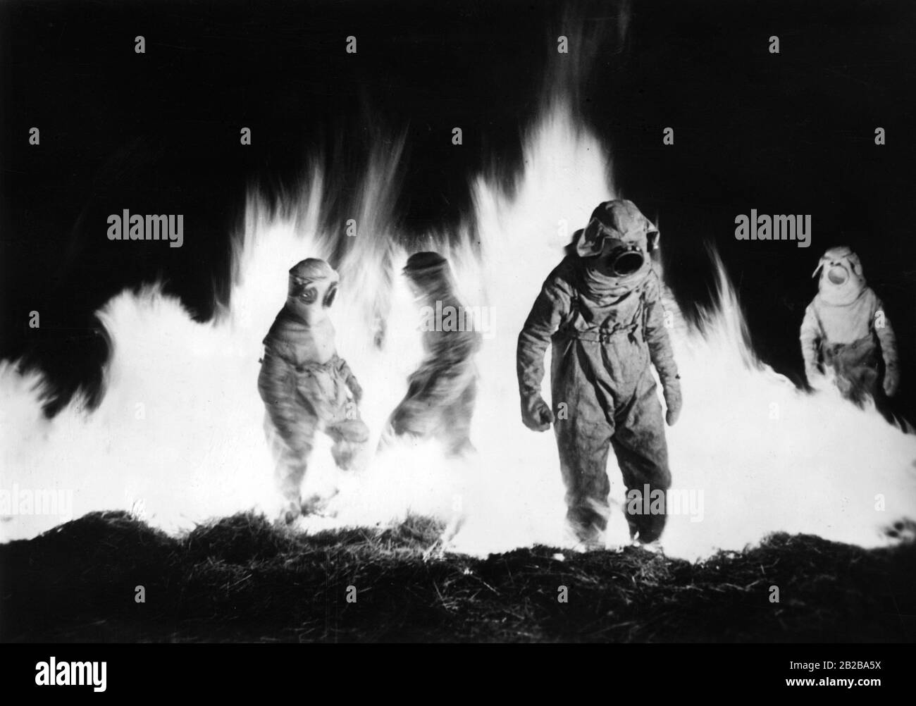 Esercizio notturno di difesa aerea della difesa civile a Parigi. I professionisti indossano indumenti protettivi ignifughi per combattere gli incendi causati da bombe incendiarie. Foto Stock