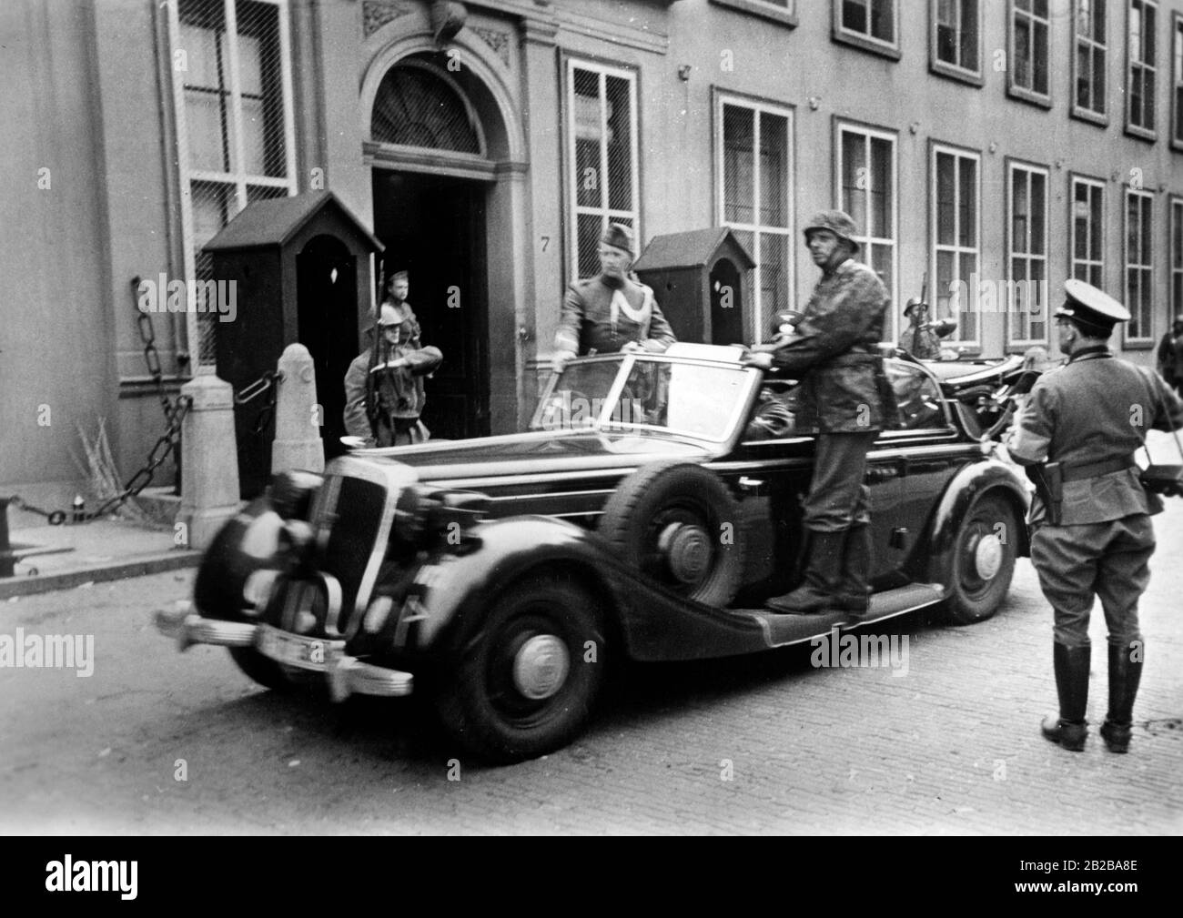 Invasione dell'Olanda 1940: La foto mostra ufficiale tedesco (nella vettura coperta) e soldati tedeschi e olandesi durante i negoziati sulla capitolazione dei Paesi Bassi all'Aia. Foto Stock