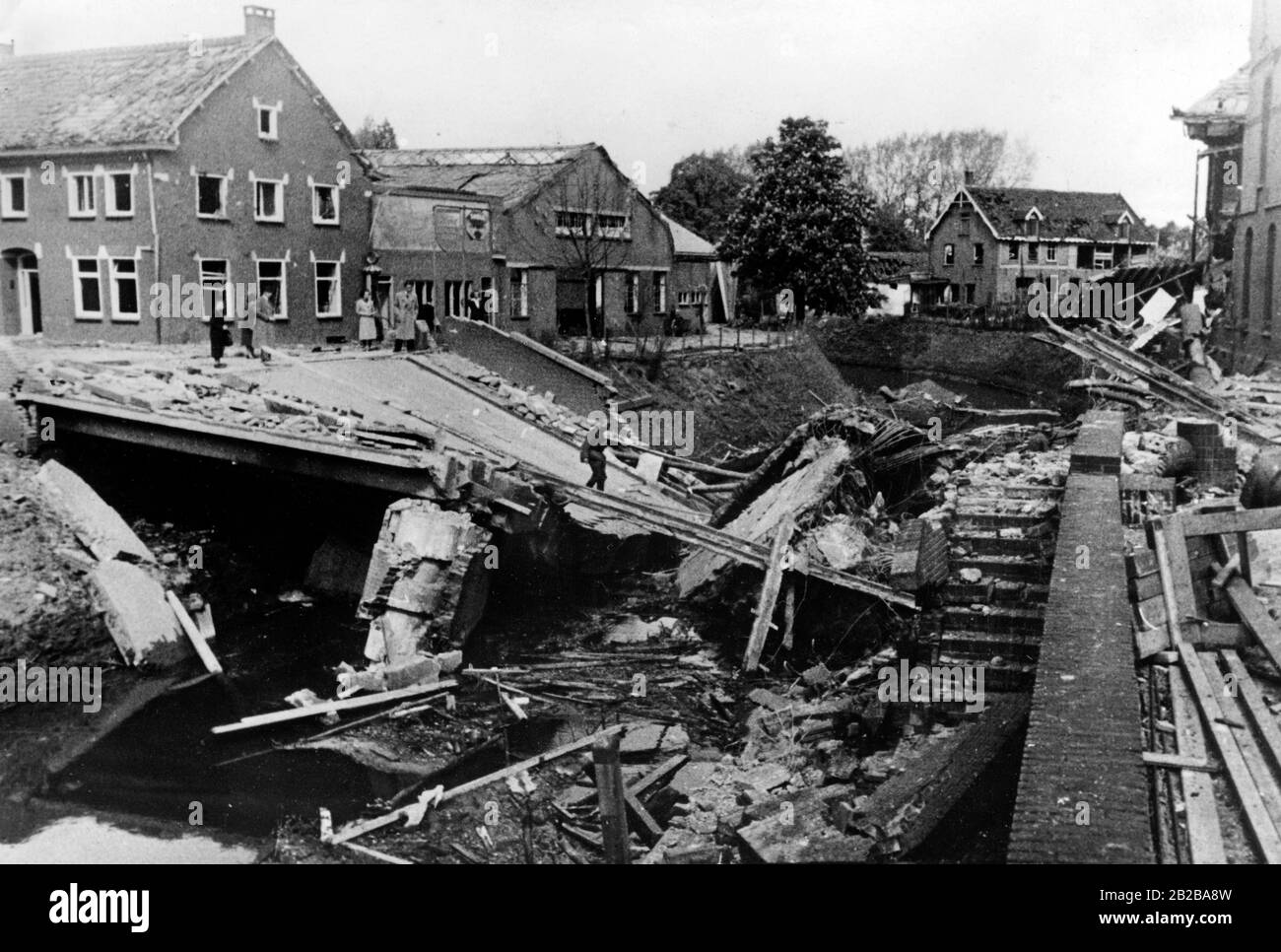 Invasione dell'Olanda 1940: L'immagine mostra un ponte distrutto dagli olandesi e case danneggiate dall'esplosione. Foto Stock