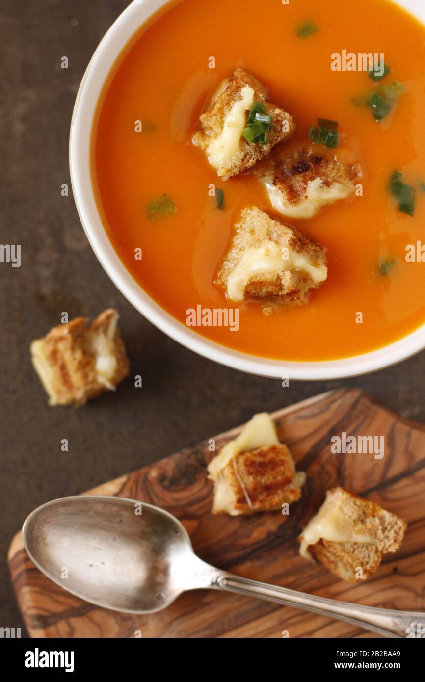Zuppa di punpkin spessa in una ciotola con piccoli bocconi di crostini di formaggio alla griglia. Foto Stock