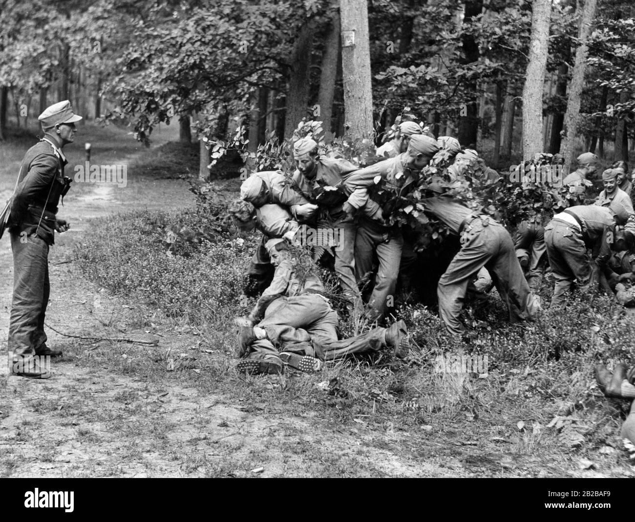 Hitler Youth lotta per la bandiera che devono vincere in un estratto di paese. Foto Stock