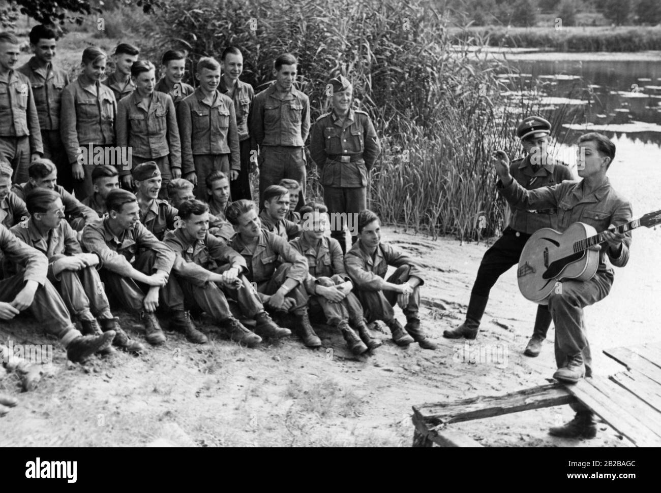 Hitler membri della gioventù durante il loro tempo libero in un campo di addestramento militare. Foto Stock