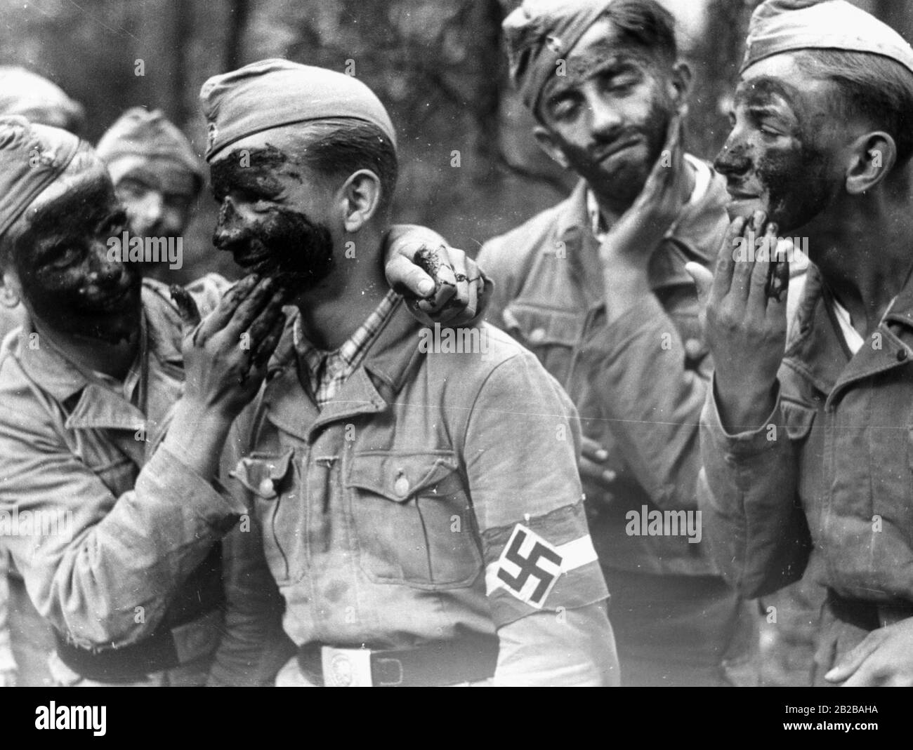 Un'unità scout si mimetizza per un esercizio in un campo di addestramento militare. Foto Stock