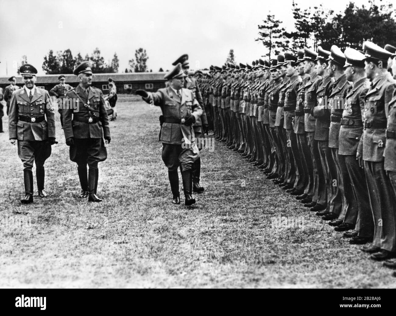 Il leader dell'organizzazione Reich Robert Ley (di fronte a destra) prende il saluto dei veterani di guerra insieme con lo Hauptdienstleiter (capo responsabile del servizio) Fritz Marrenbach e Burgkommandant (comandante del castello) Gohdes (di destra) nel NS Ordensburg (centro educativo nazista) 'Falkenburg' al lago Kroessin. Nei mesi successivi i veterani di guerra parteciperanno a un corso di formazione e poi si assumono posizioni di primo piano. Foto Stock