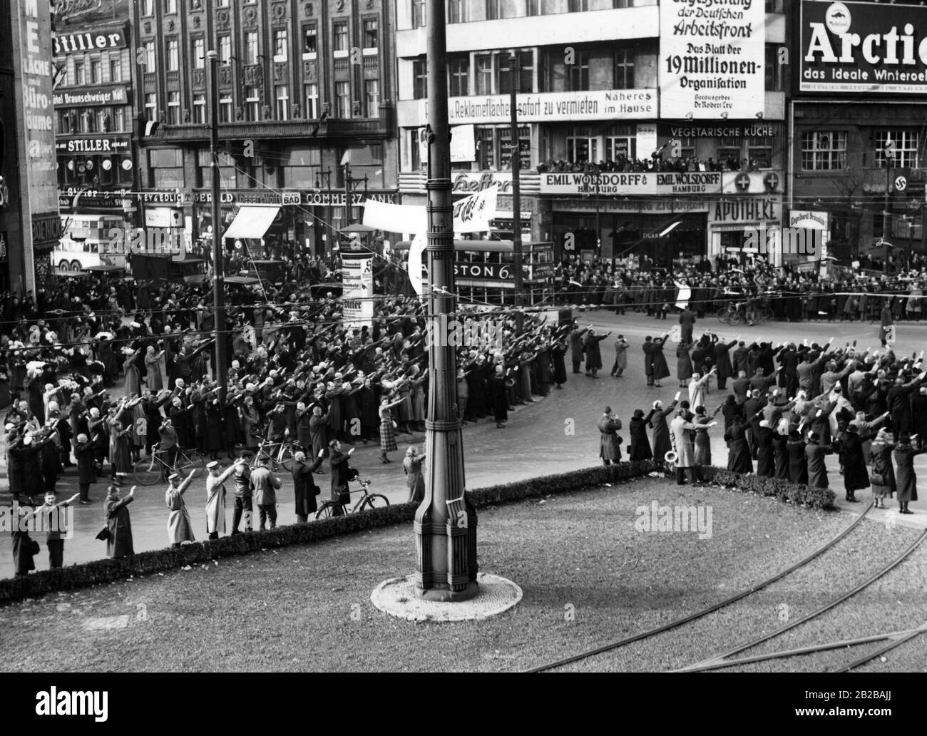 Un minuto di silenzio a Potsdamer Platz a Berlino durante la campagna per le elezioni del Reichstag del 12.11.1933 e il referendum sull'uscita dalla Lega delle Nazioni. Foto Stock