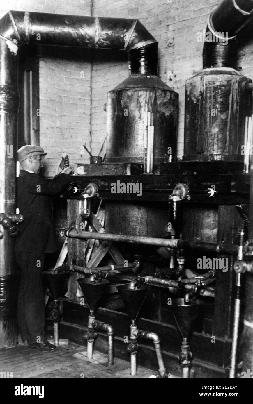 Divieto: La foto mostra un uomo in una distillazione illecita negli Stati Uniti (quadro non datato). Foto Stock