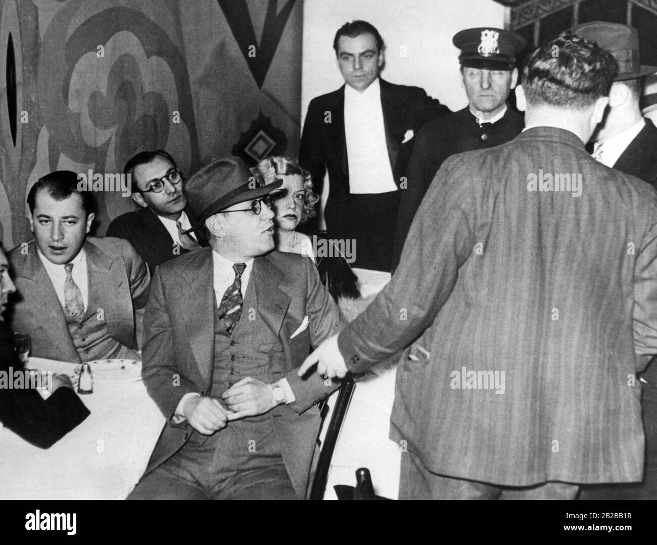 Divieto: Chiusura di un night club ('Planet Mars') a Chicago. La foto mostra Harry Voiler e dietro di lui il proprietario Texas Guinan. Foto Stock