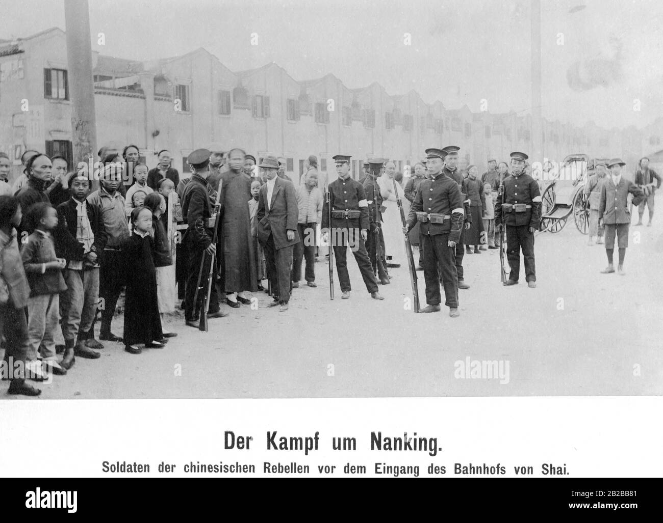 Un gruppo di ribelli cinesi l'11 dicembre 1911 presso la stazione ferroviaria di Nanking durante la Rivoluzione cinese. Foto Stock