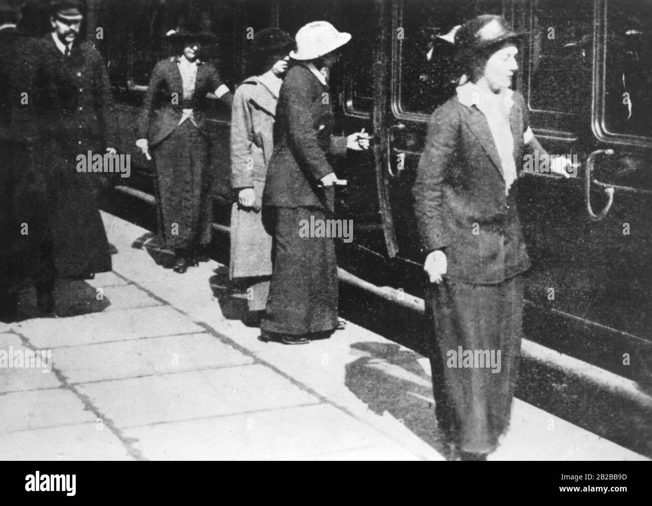 Collezionisti britannici di biglietti femminili in treno sotterraneo durante La Prima guerra mondiale a Londra. Foto Stock