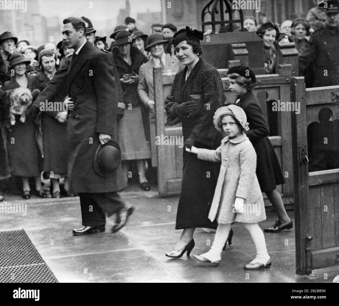 La regina Elisabetta I. con le sue figlie la principessa Margaret (davanti) e la principessa Elisabetta (dietro) accompagna il marito re George V. Foto Stock