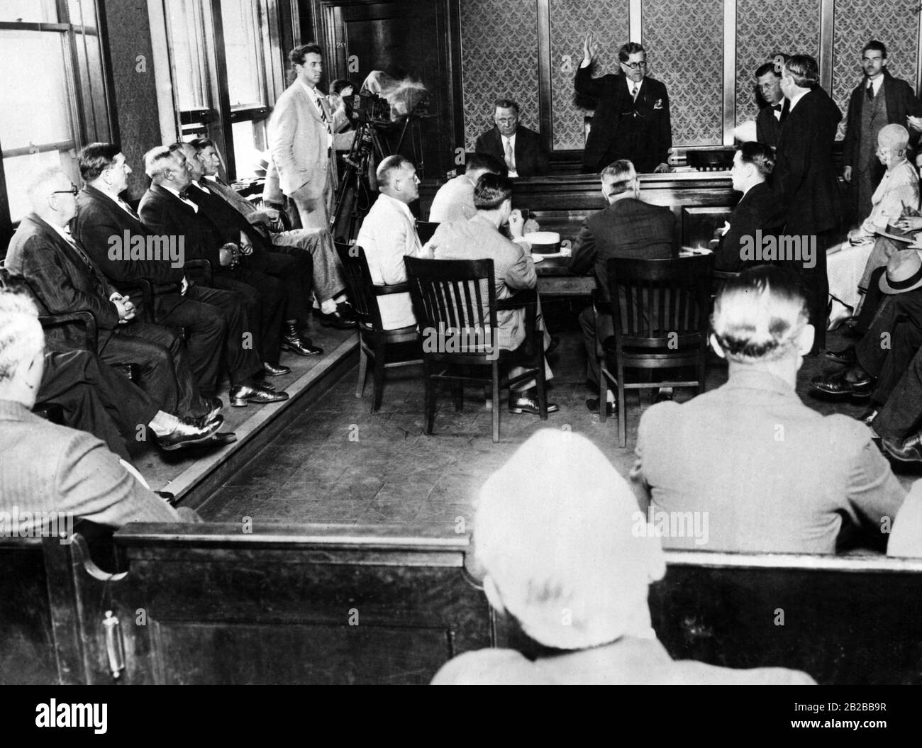 Proibizione: L'inquest del coroner della morte del giornale Alfred J. Lingle. A sinistra sulla panchina da sinistra i giurati: G. Borelli, George Mriczkowski, Albert Kwasenki, Edward Eiles, S. Burk. A sinistra al tavolo al centro: Charles Mueller, dietro il tavolo Russel e in piedi con mano sollevata Coroner Bundeson Mano, a destra di lui Matthew J. Sullivan. Foto Stock