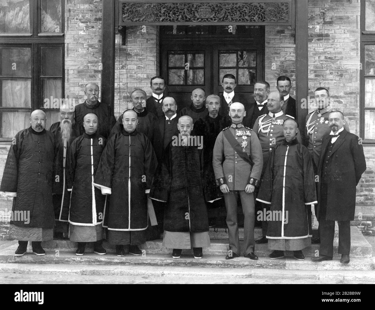 Principe Federico Leopoldo di Prussia (1st fila, terzo da destra) e Principe Cinese Chun (1st fila, secondo da destra) in una foto di gruppo a Pechino. Foto non ondulata, ca. 1900s. Foto Stock