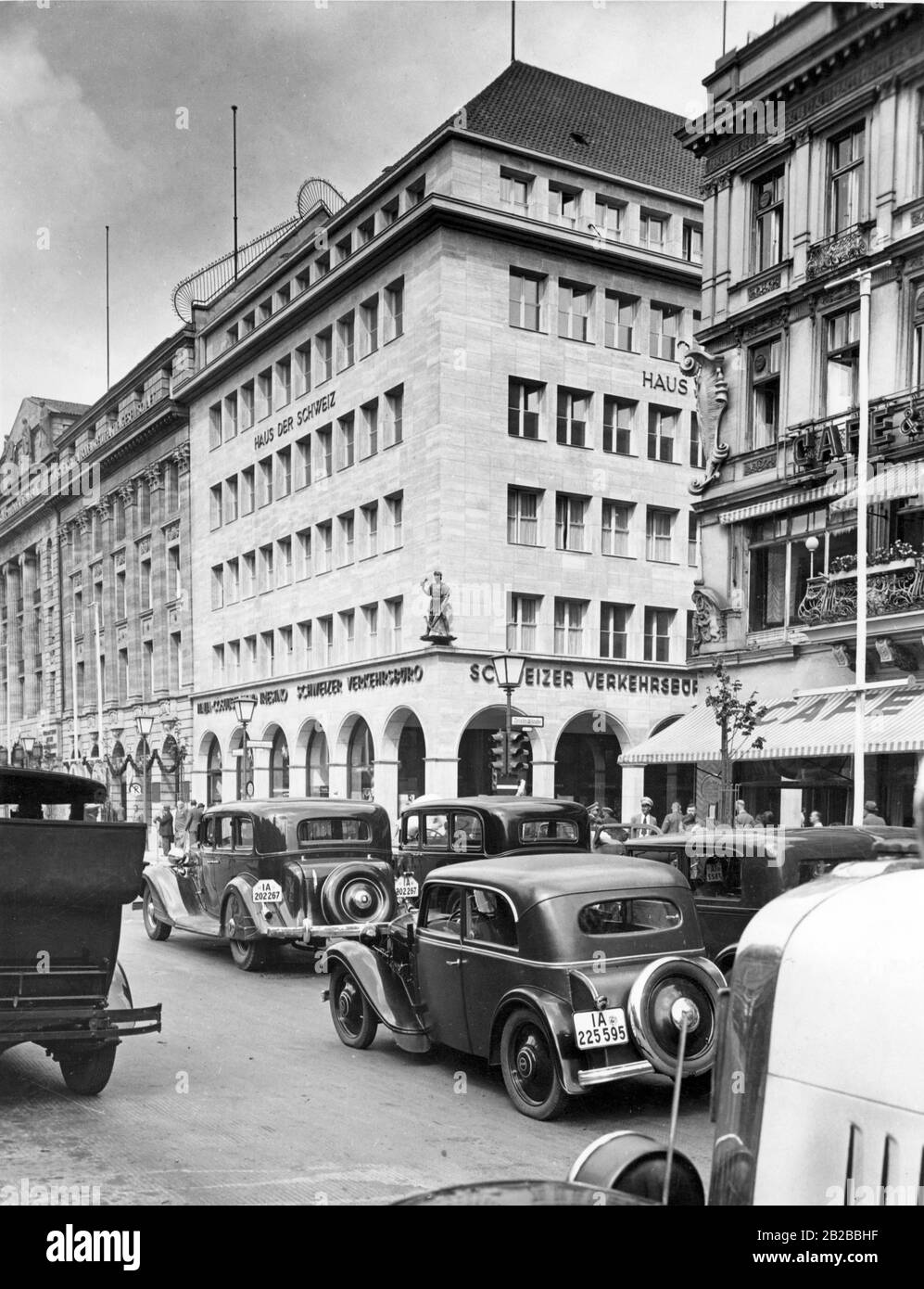 L'edificio dell'ufficio Haus der Schweiz, all'angolo tra Friedrichstrasse e Unter den Linden. Foto Stock