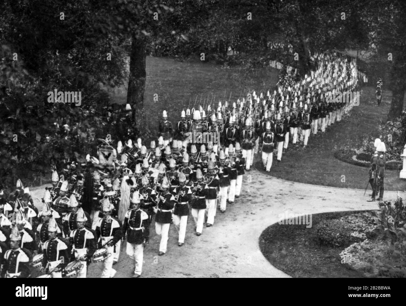 La fascia del Reggimento della Guardia A Piedi Prussiana 1st a piedi in uniforme parata. Foto non ondulata. Foto Stock