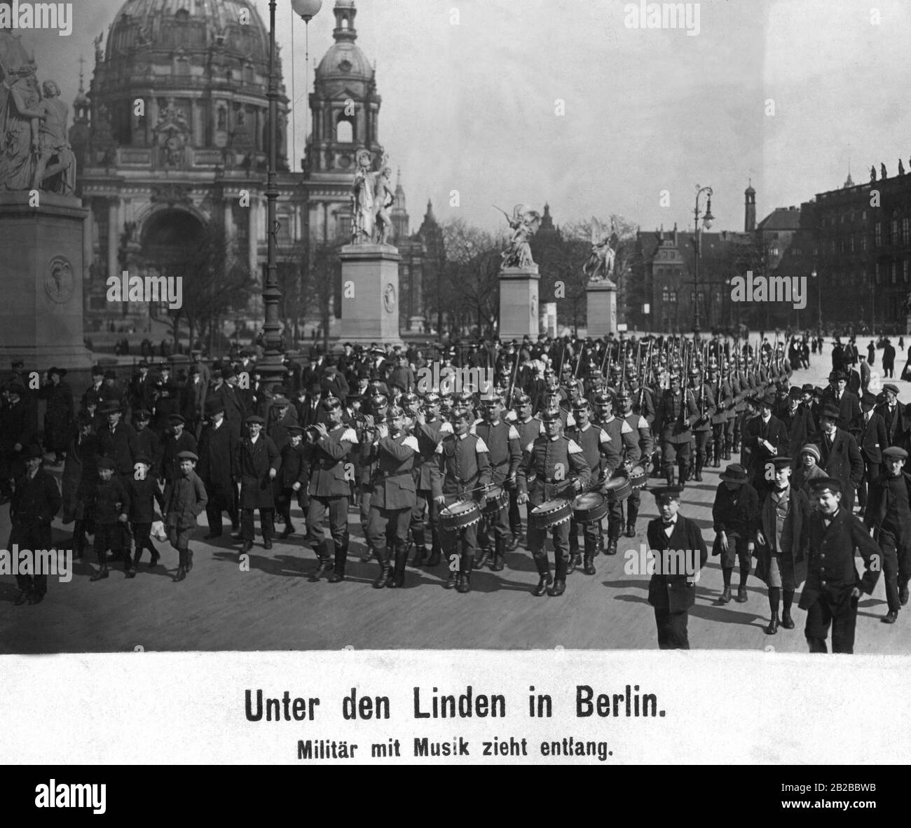 I militari con un corpo musicale passano dalla cattedrale di Berlino su Unter den Linden. Foto Stock