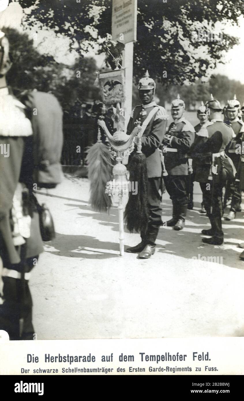 Un alfiere turco africano del reggimento della Guardia A Piedi 1st alla parata autunnale sul Campo Tempelhof a Berlino. Foto Stock