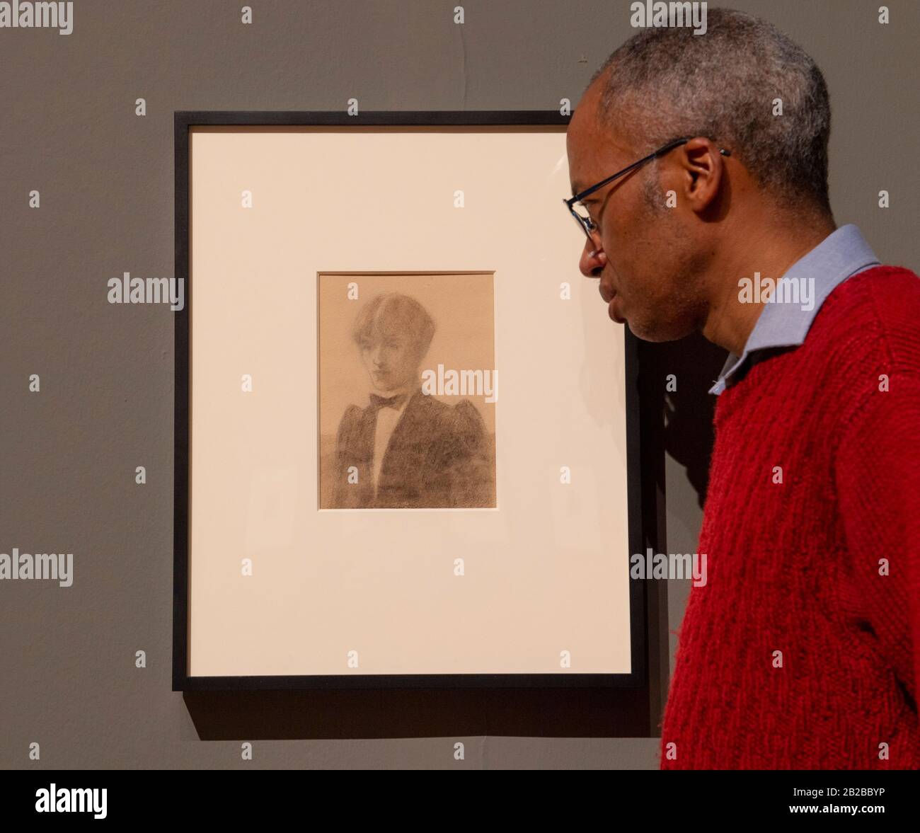 Tate Britain, Londra, Regno Unito. 2nd marzo 2020. Una grande retrospettiva di opere di Aubrey Beardsley (1872-98), le cui immagini sovversive e sinuose scioccate e deliziati spettatori per oltre un secolo, riunisce 200 opere spettacolari, la più grande esposizione dei suoi disegni originali in oltre 50 anni. Immagine: Autoritratto Come Art Editor Di ‘Il Libro Giallo’, 1894. Mark Samuels Lasner Collection, University Of Delaware Library. Credito: Malcolm Park/Alamy Live News. Foto Stock