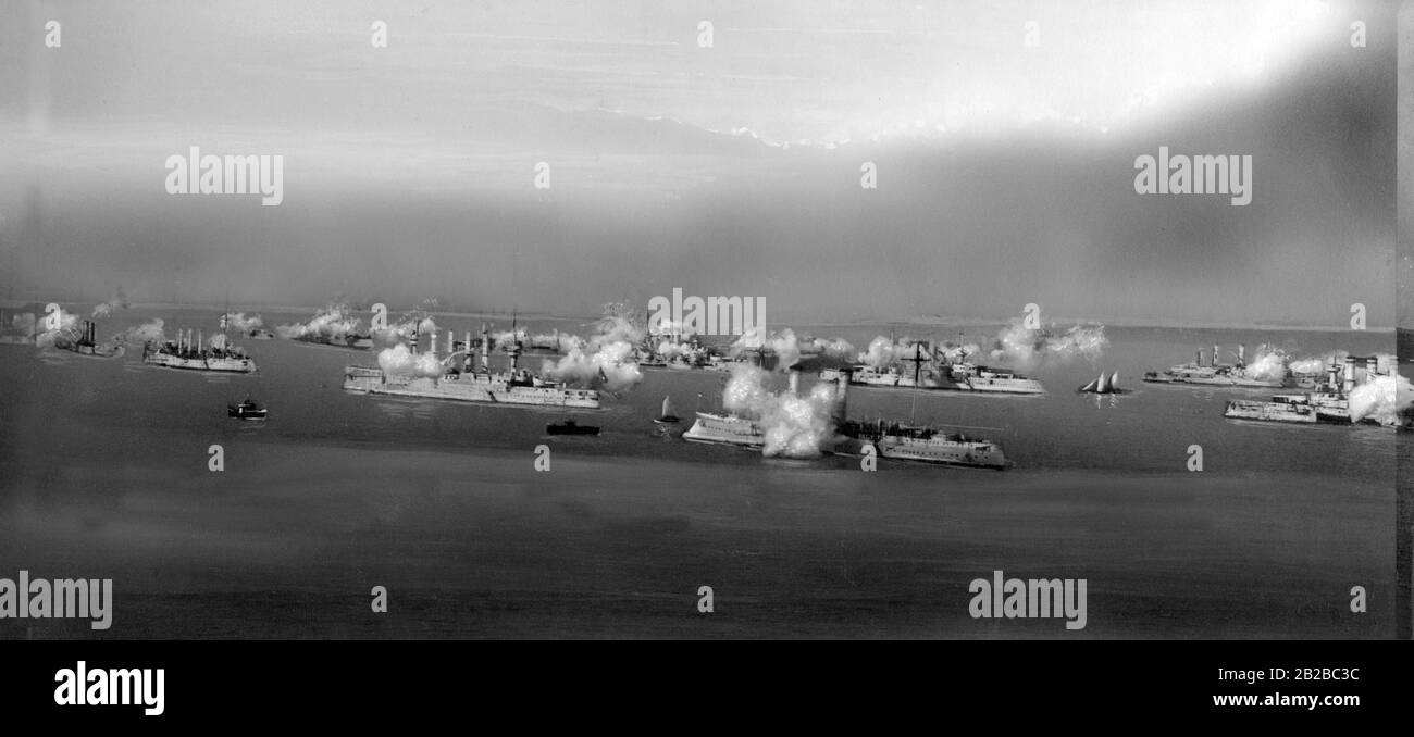 Parata della flotta della Marina tedesca in occasione della visita della coppia reale britannica a Kiel. Foto Stock