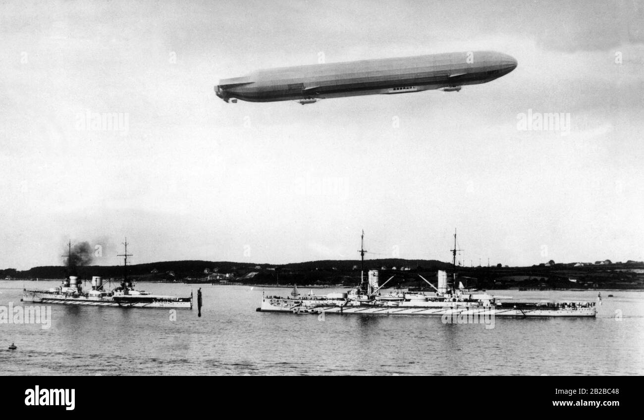 L'aeronave tedesca Zeppelin 'Hansa' sorvola le navi da guerra da guerra in occasione della settimana di Kiel (Kieler Woche). Foto Stock