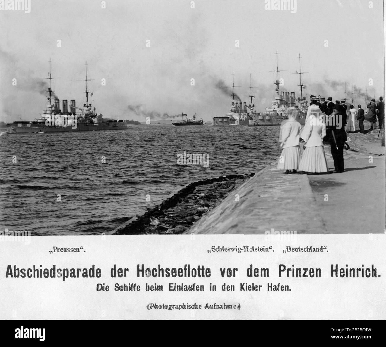 Manovre di flotta della flotta di alto mare tedesca a Kiel in occasione dell'addio del Principe Heinrich di Prussia, fratello di Guglielmo II I passanti sono in piedi sul lato della banchina. Le navi entrano nel porto di Kiel. Foto Stock
