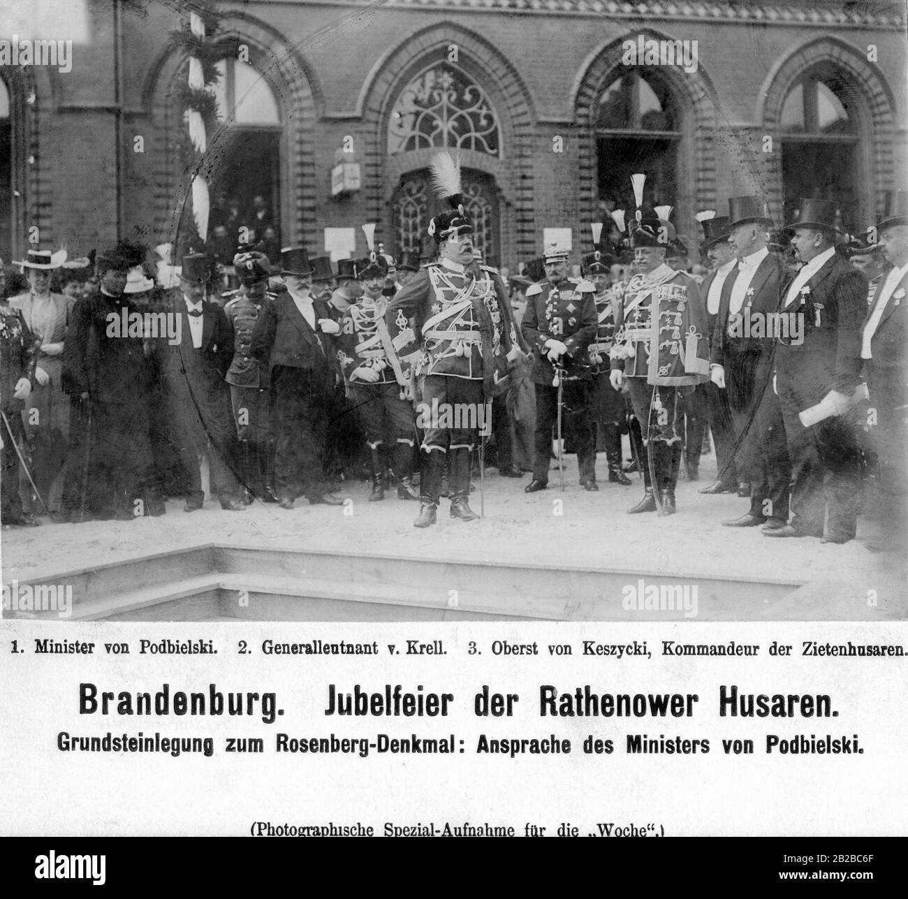La pietra di fondazione del monumento Rosenberg è posta in occasione della celebrazione dei rathenow Hussars. Da sinistra a destra: Ministro von Podbielski (1), tenente generale von Krell (2), colonnello von Keszyck, comandante degli Zieten Hussars (3). Foto Stock