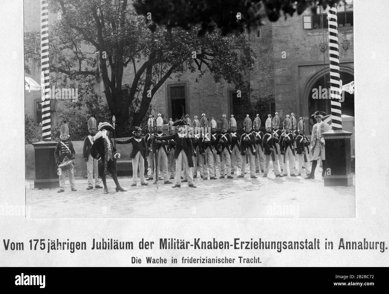 Nel 175th anniversario del Militaer-Knaben-Erziehungsanstalt (istituto militare giovanile) di Annaburg, i giovani allievi si trovano a guardia nel costume tradizionale di Fredericia. La maggior parte degli insegnanti e dei comandanti erano ufficiali pensionati che insegnavano l'ordine e l'obbedienza dei giovani così come la modestia spartana. Foto Stock