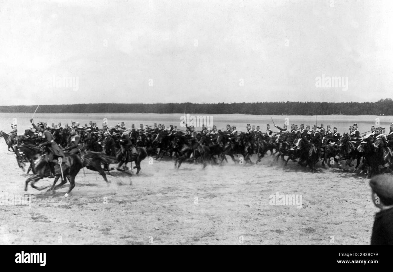 Attacco dei Fuerstenwalde Uhlans durante un esercizio che ha avuto luogo alla presenza del Principe Leopoldo di Baviera. Foto Stock