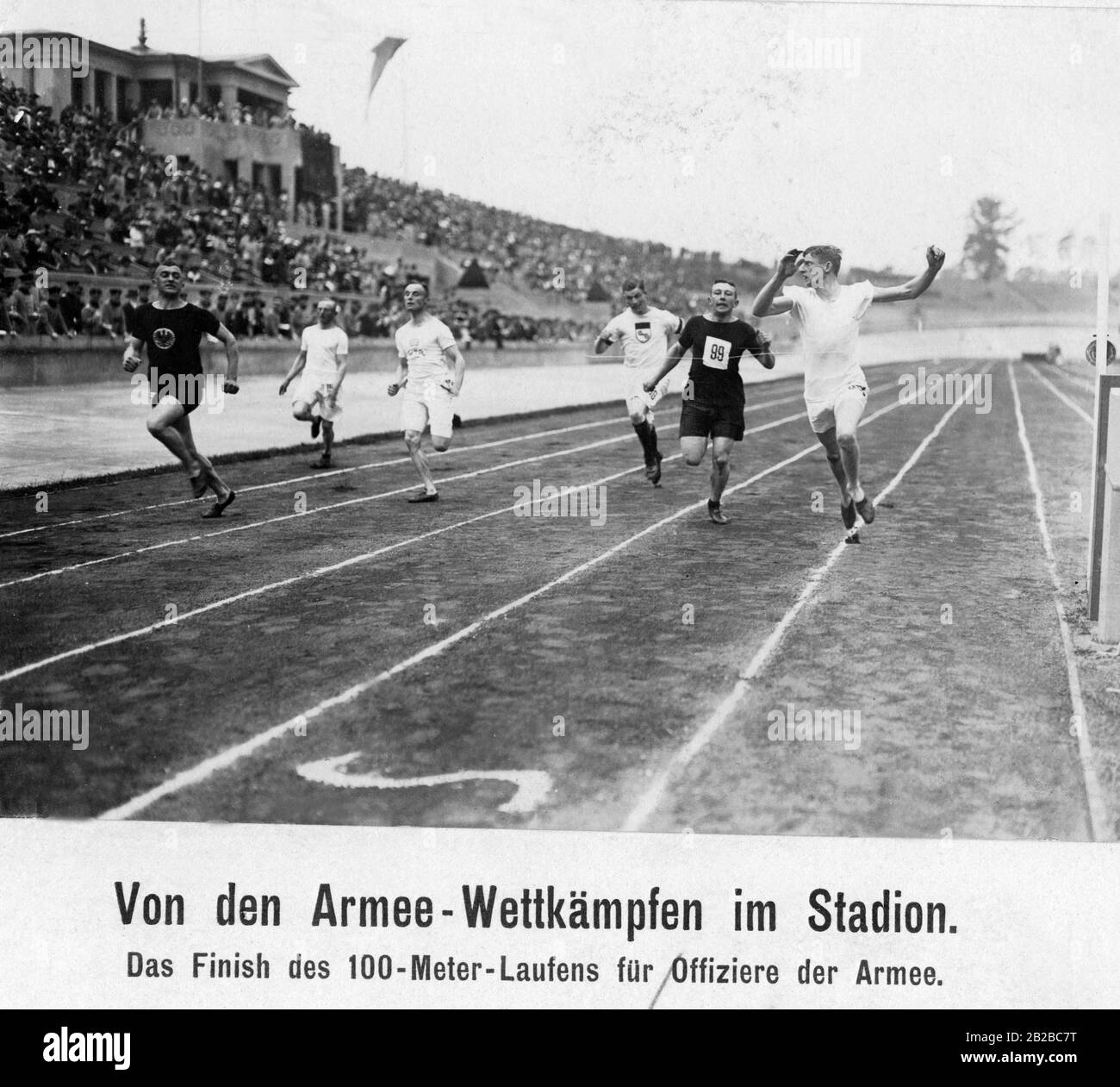 Ufficiali dell'esercito imperiale tedesco durante la corsa di 100 metri poco prima della fine. Foto Stock