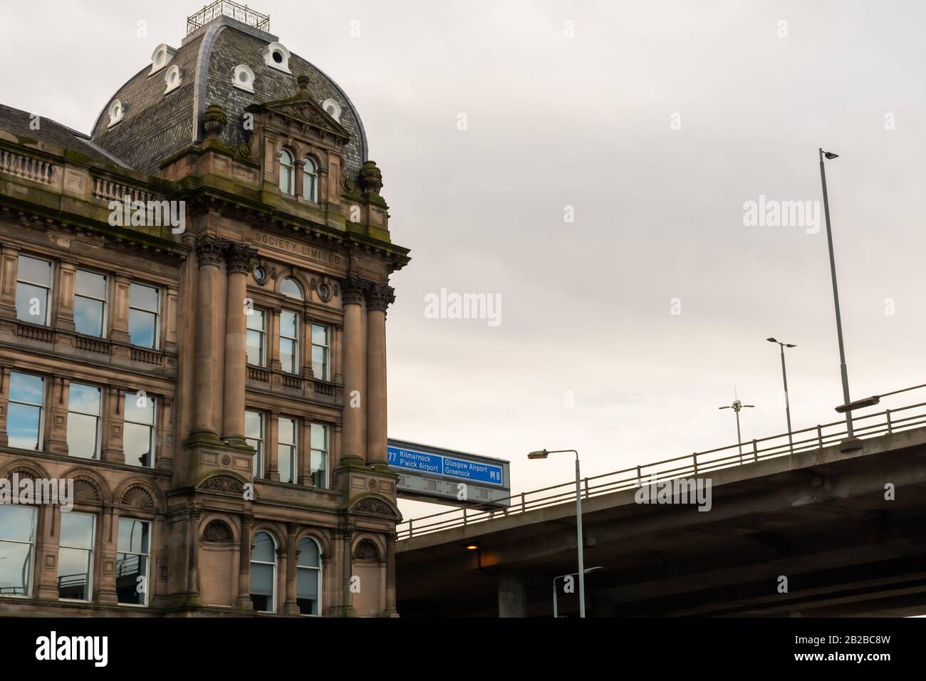 L'Old cooperative Building su Morrison Street e lo svincolo 20 dell'autostrada M8 al Kingston Bridge nel centro di Glasgow, in Scozia Foto Stock