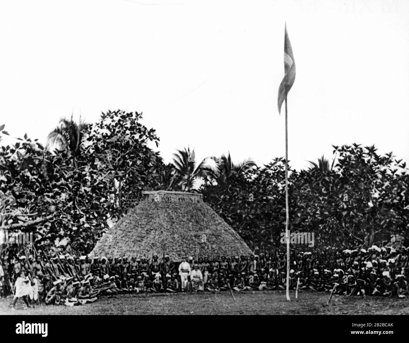 Matafa capo con entourage e guardia del corpo di fronte alla sua capanna nella colonia tedesca di Samoa. (Immagine non ondulata). Foto Stock