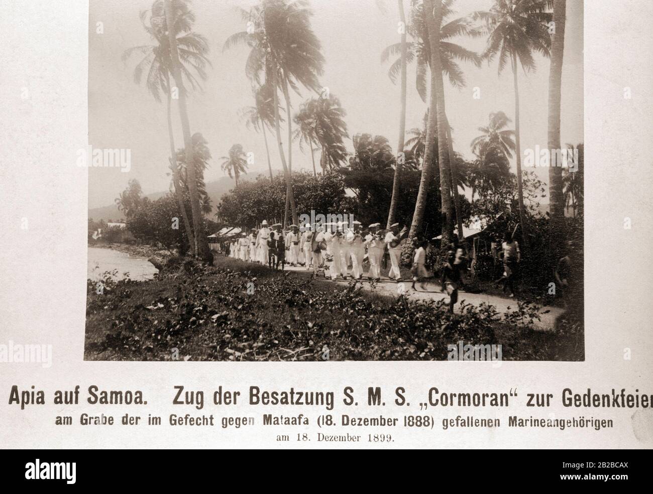 Processione dell'equipaggio di S.M.S. Cormoran alla cerimonia di commemorazione presso la tomba dei membri della marina che morì nella battaglia contro il capo e capo degli abitanti di Samoa il 18.12.1888 ad Apia su Samoa. Foto Stock