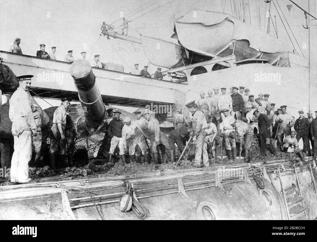 La foto è stata scattata nel 1902 durante le grandi manovre della flotta tedesca nella baia di Gdansk e mostra l'acquisizione del carbone a bordo di un grande incrociatore della flotta di alto mare tedesca. Poiché le caldaie di tutte le navi da guerra erano riscaldate con carbone in quel momento, l'approvvigionamento di carbone era una delle parti più importanti nelle operazioni strategiche di tutte le flotte. Foto Stock La foto è stata scattata nel 1902 durante le grandi manovre della flotta tedesca nella baia di Gdansk e mostra l'acquisizione del carbone a bordo di un grande incrociatore della flotta di alto mare tedesca. Poiché le caldaie di tutte le navi da guerra erano riscaldate con carbone in quel momento, l'approvvigionamento di carbone era una delle parti più importanti nelle operazioni strategiche di tutte le flotte. Foto Stock