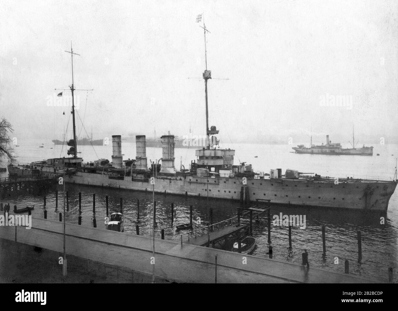 L'SMS Regensburg, un incrociatore leggero della Marina Imperiale nel porto di Kiel. Da qui iniziò la rivolta dei marinai del novembre 1918 contro la continuazione della guerra. Anche in questo caso, i rappresentanti governativi di Berlino negoziarono con i marinai mutosi. Foto Stock