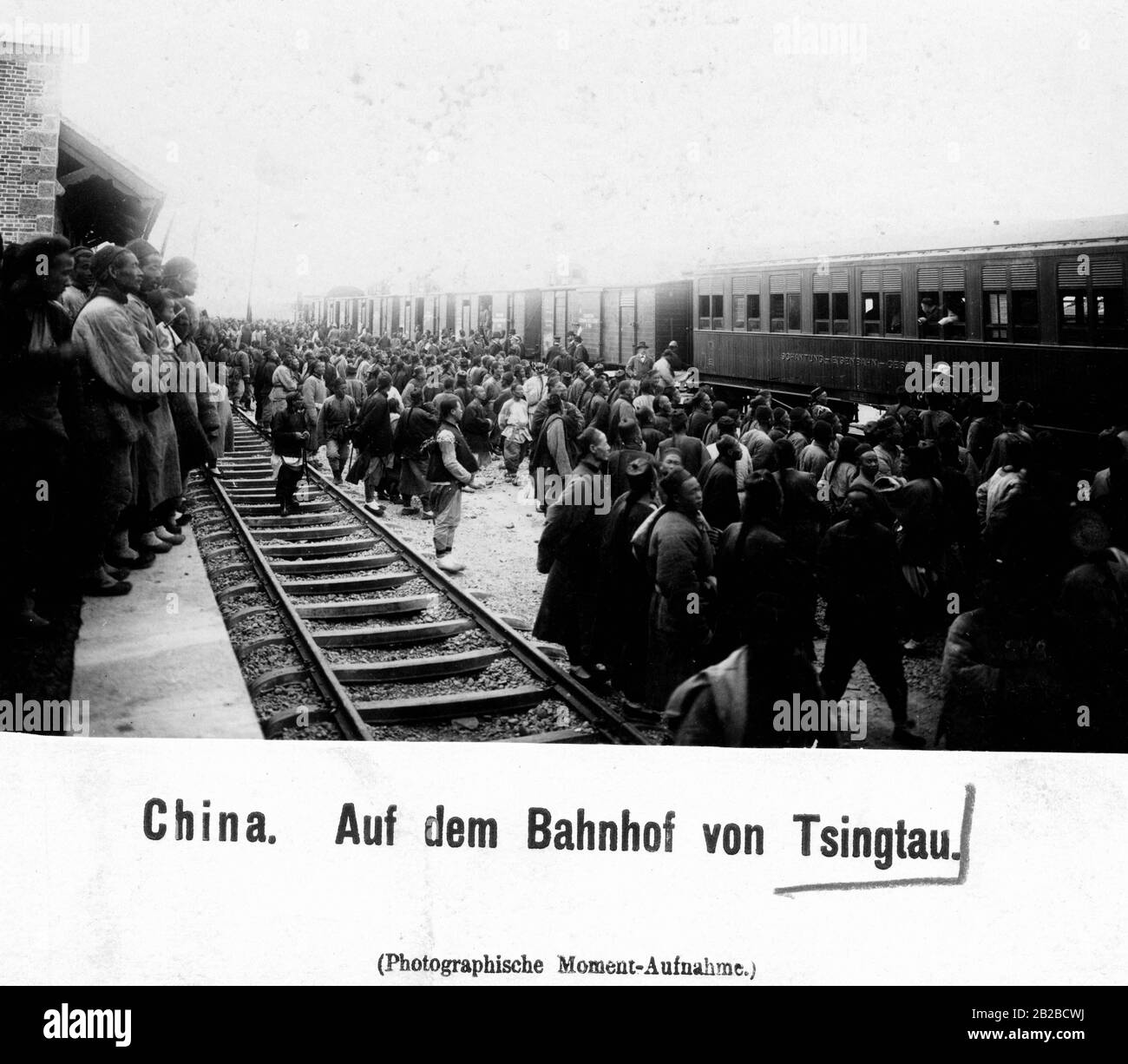 La nuova stazione ferroviaria di Tsingtau, costruita nel 1904 con binari appena posati e uno dei primi treni ferroviari. Foto Stock