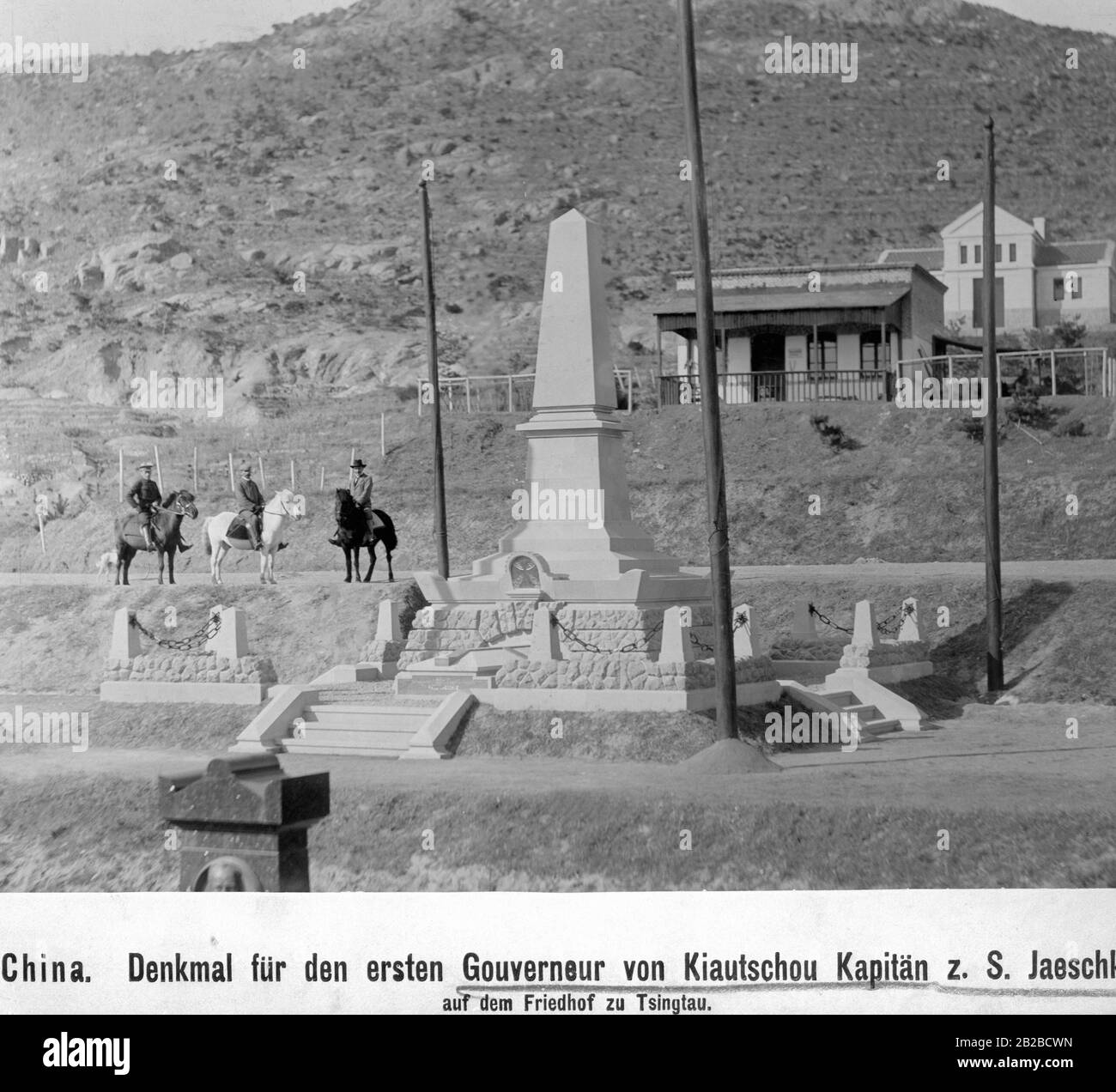 Il monumento per il secondo governatore del capitano Carl otto Ferdinand Paul Jaeschke di Kiautschou, morto il 27.01.1901 di tifo, nel cimitero europeo di Tsingtau. Foto Stock