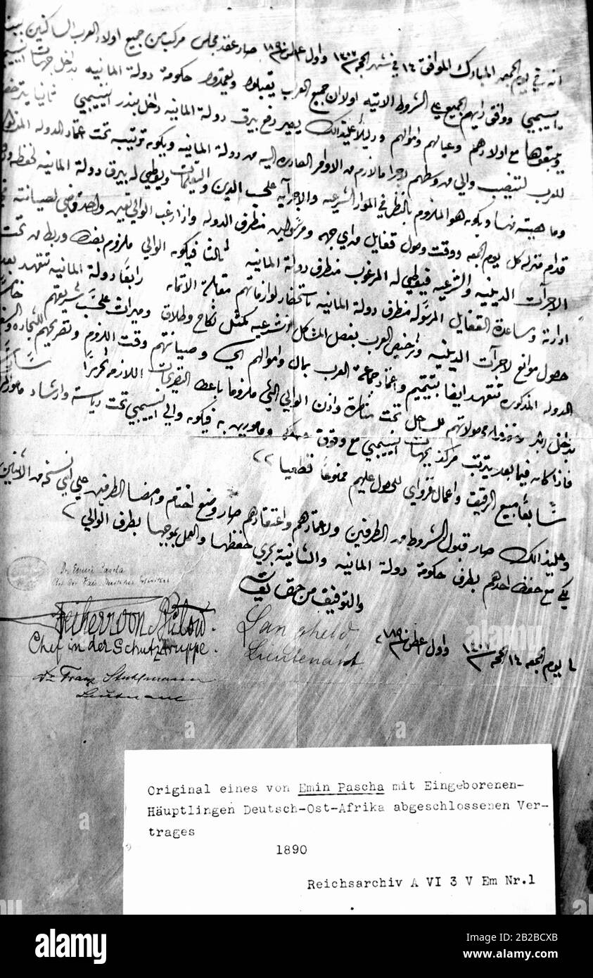 Foto del contratto originale tra l'amministrazione coloniale tedesca dell'Africa orientale e i capi locali. Isaak Eduard Schnitzer, noto come Emin Pasha, ricercatore africano e governatore di Equatoria, negoziò e firmò per l'Impero tedesco. Inoltre, hanno firmato anche il capo della Schutztrabpe Freiherr von Buelow e il tenente Dr. Franz Stahlmann. Foto Stock