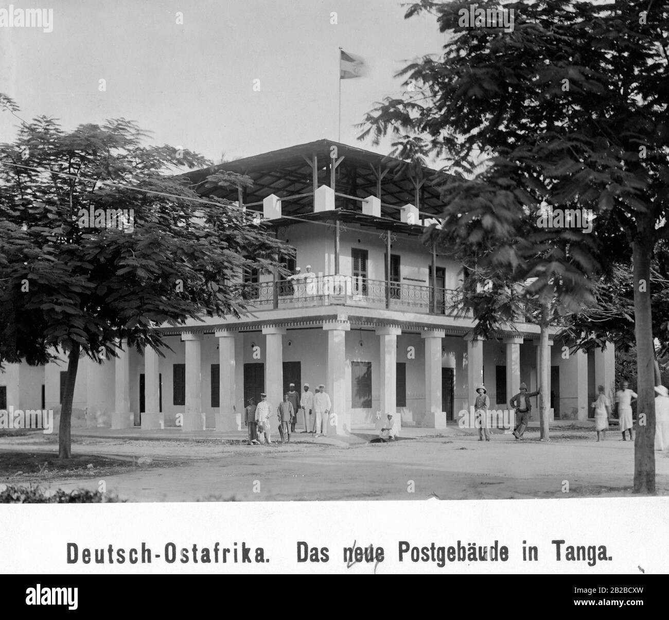 Il nuovo edificio di uffici postali in stile coloniale costruito dai tedeschi a Tanga nell'Africa orientale tedesca, l'odierna Tanzania. Foto non ondulata. Foto Stock